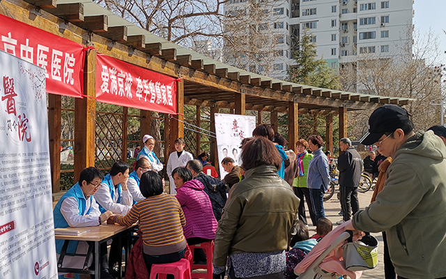 【学雷锋日】九游官网,九游（中国）举办“爱满京城，牵手智慧家医”志愿服务活动(图2)