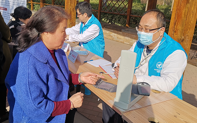 【学雷锋日】九游官网,九游（中国）举办“爱满京城，牵手智慧家医”志愿服务活动(图5)